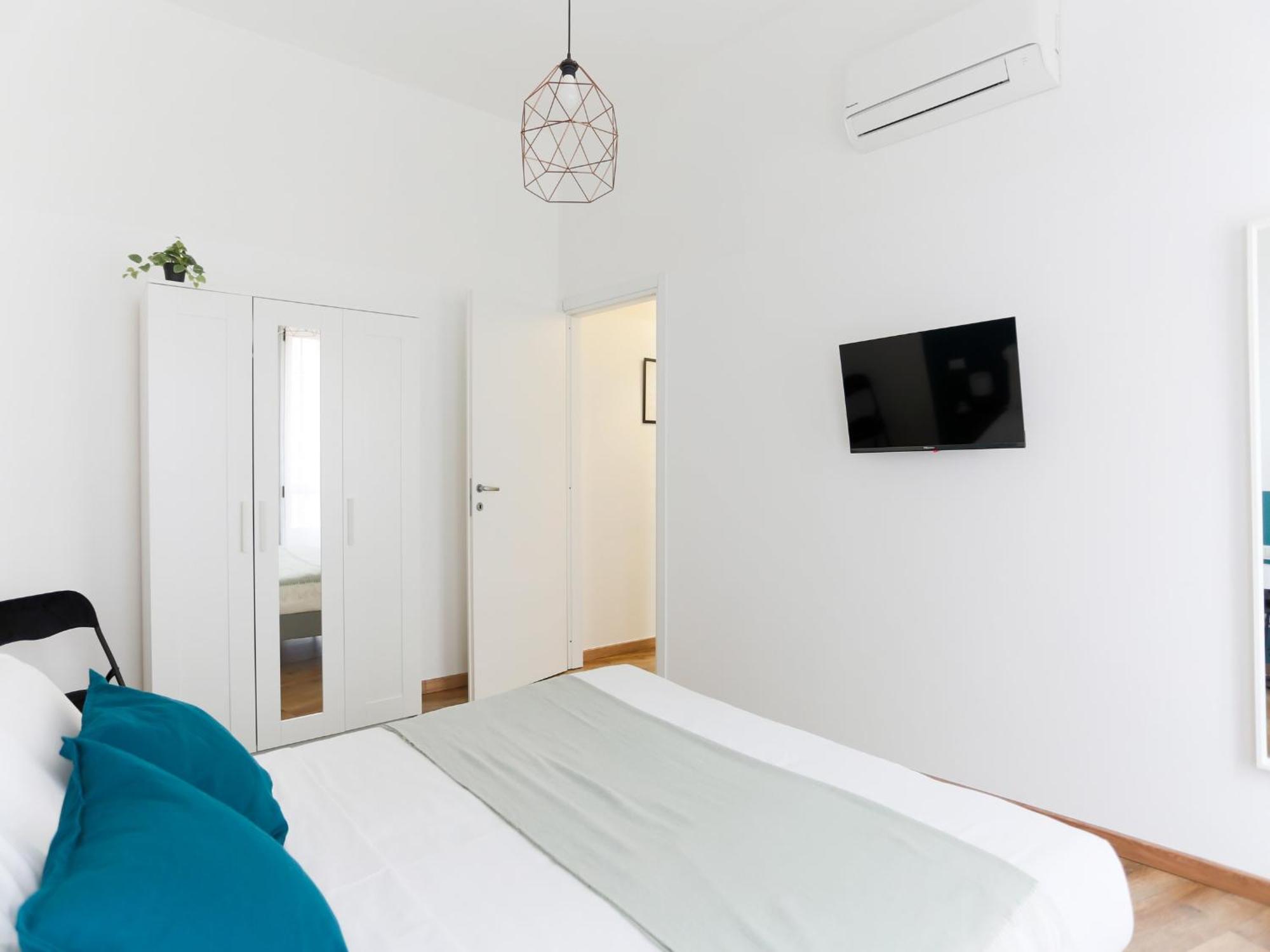 The Best Rent - Cozy Two-Bedroom Apartment Near Colonne S Lorenzo Milan Bagian luar foto
